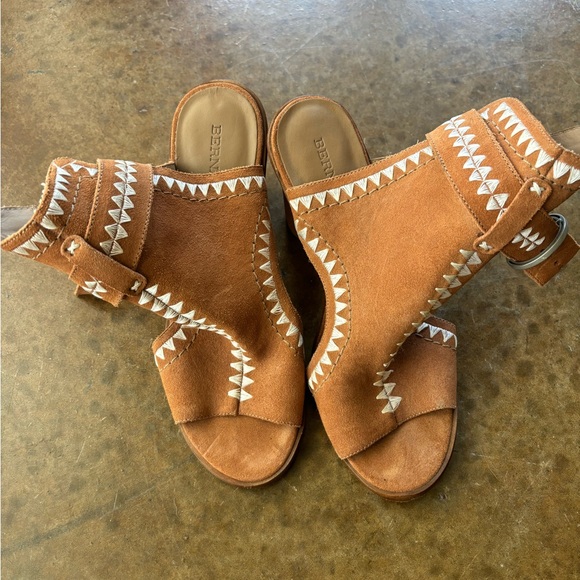 Bernardo Harper suede sandals. Size 8 - Picture 2 of 4